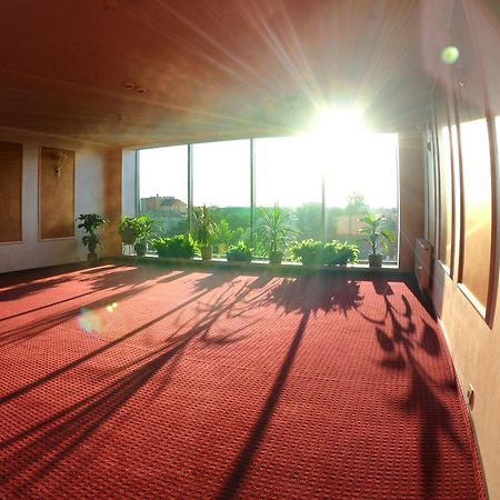 Hotel Mir Ровно Экстерьер фото