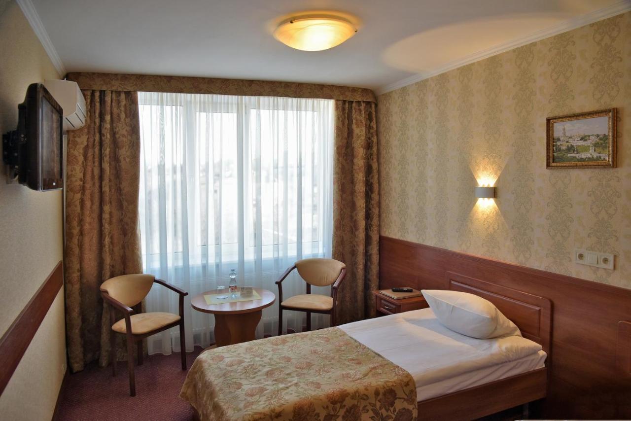 Hotel Mir Ровно Экстерьер фото