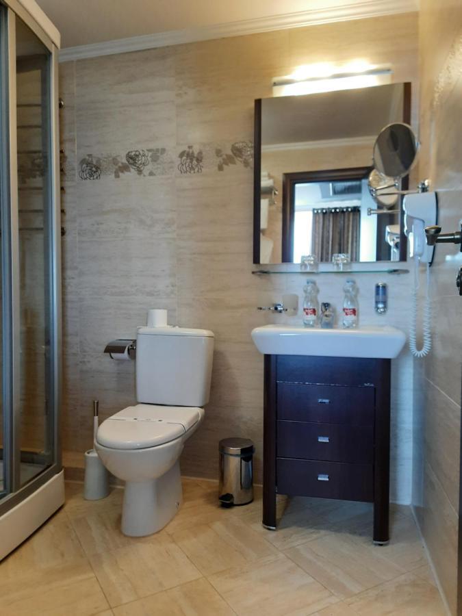 Hotel Mir Ровно Экстерьер фото