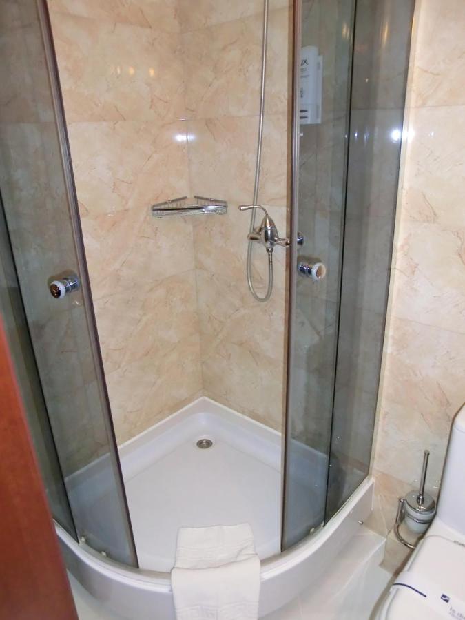 Hotel Mir Ровно Экстерьер фото