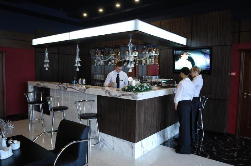Hotel Mir Ровно Экстерьер фото