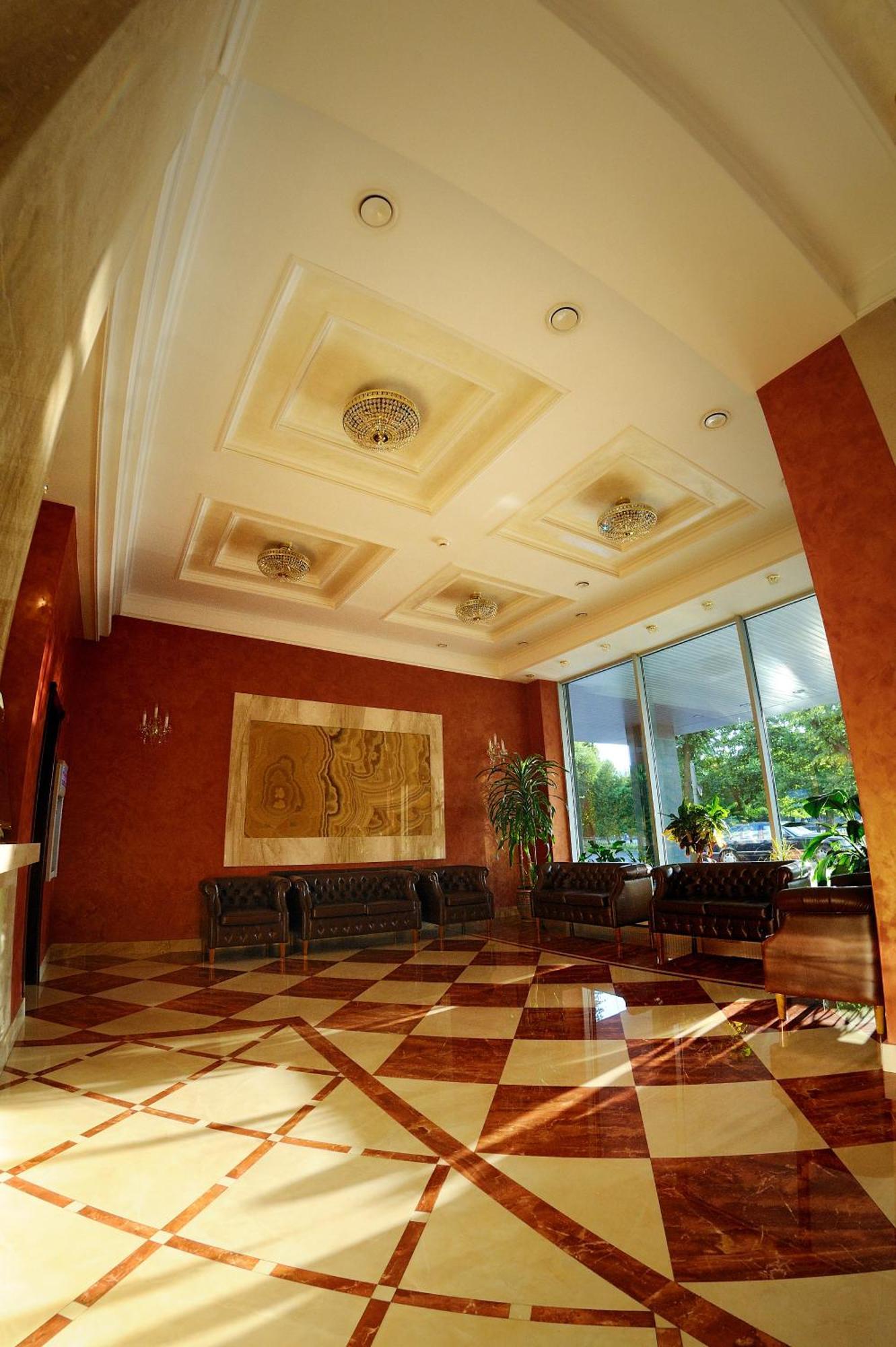 Hotel Mir Ровно Экстерьер фото