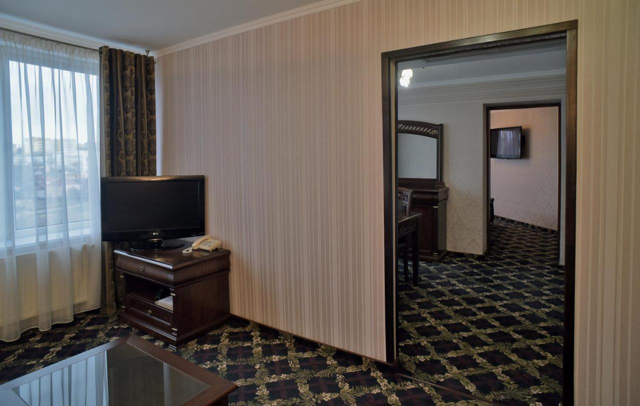 Hotel Mir Ровно Экстерьер фото
