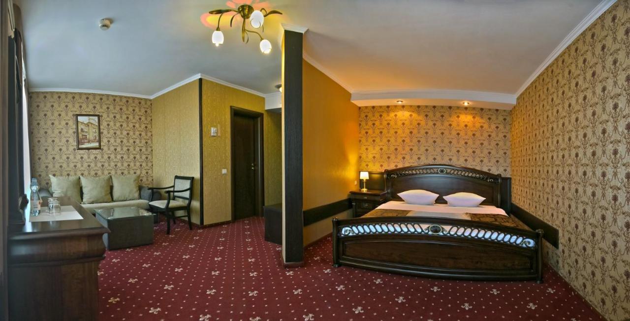 Hotel Mir Ровно Экстерьер фото