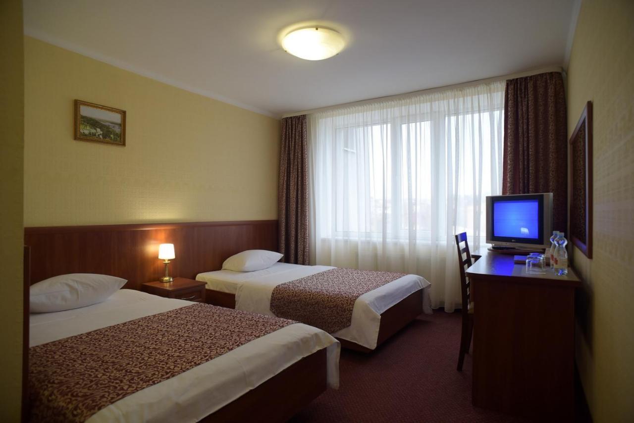 Hotel Mir Ровно Экстерьер фото