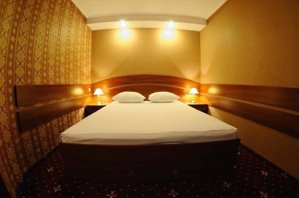 Hotel Mir Ровно Экстерьер фото