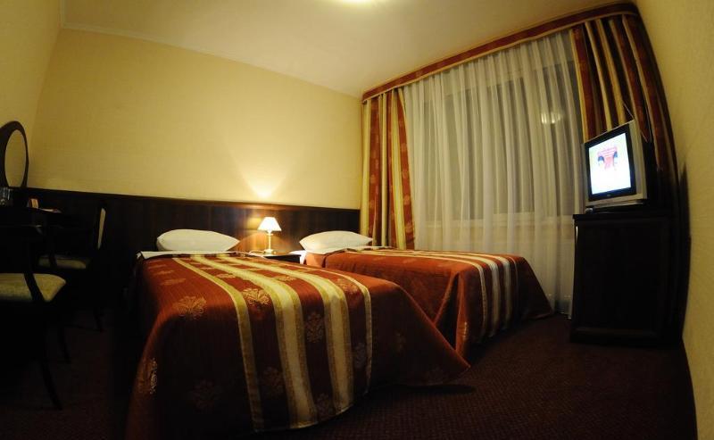 Hotel Mir Ровно Экстерьер фото